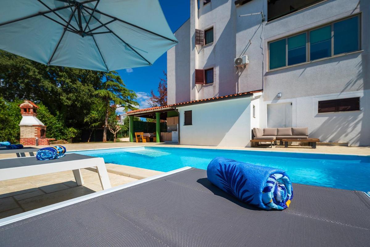 Big Swimming Pool Apartment Monvidal Pula Exterior photo