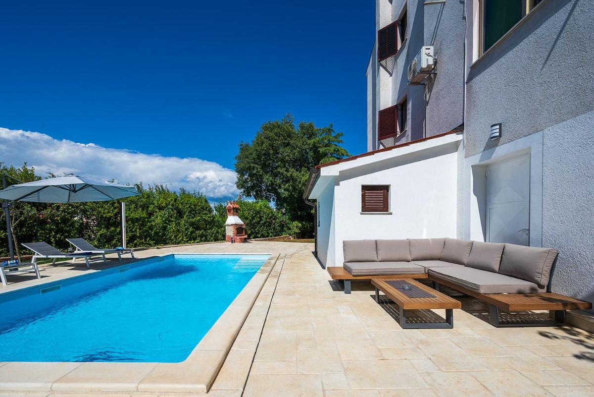 Big Swimming Pool Apartment Monvidal Pula Exterior photo