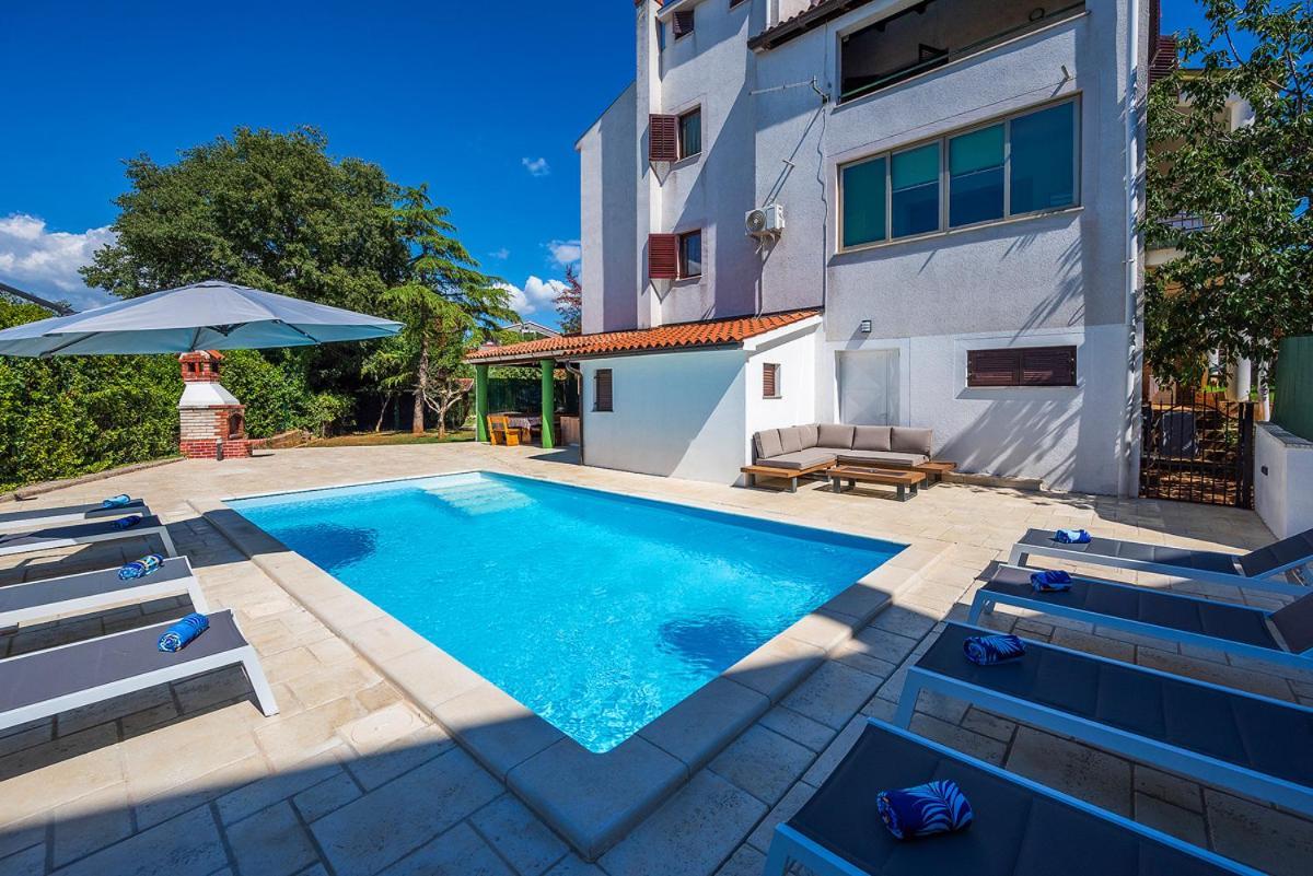 Big Swimming Pool Apartment Monvidal Pula Exterior photo