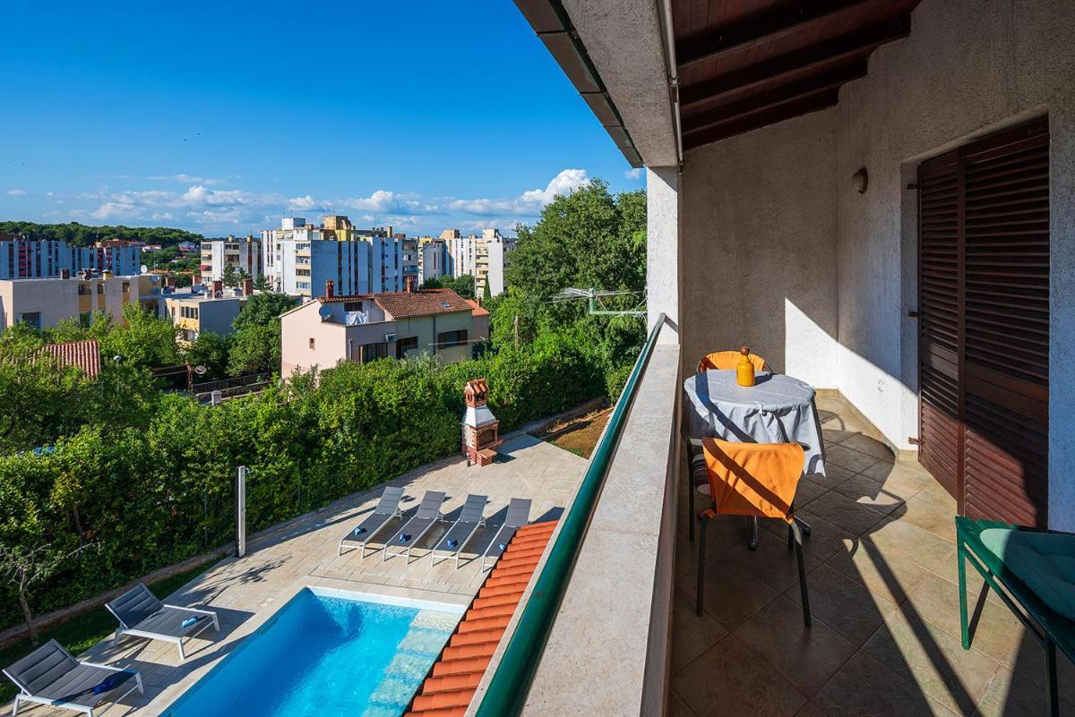 Big Swimming Pool Apartment Monvidal Pula Exterior photo