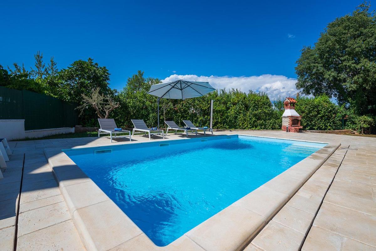 Big Swimming Pool Apartment Monvidal Pula Exterior photo