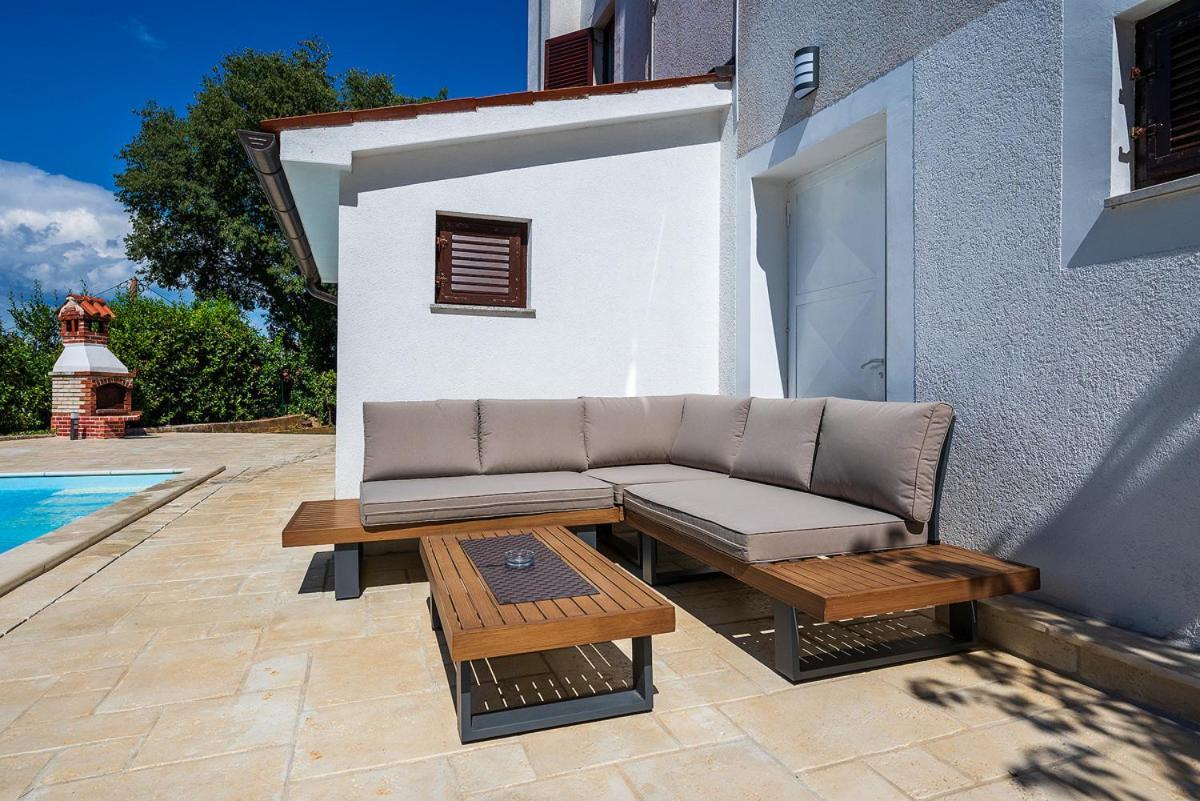 Big Swimming Pool Apartment Monvidal Pula Exterior photo