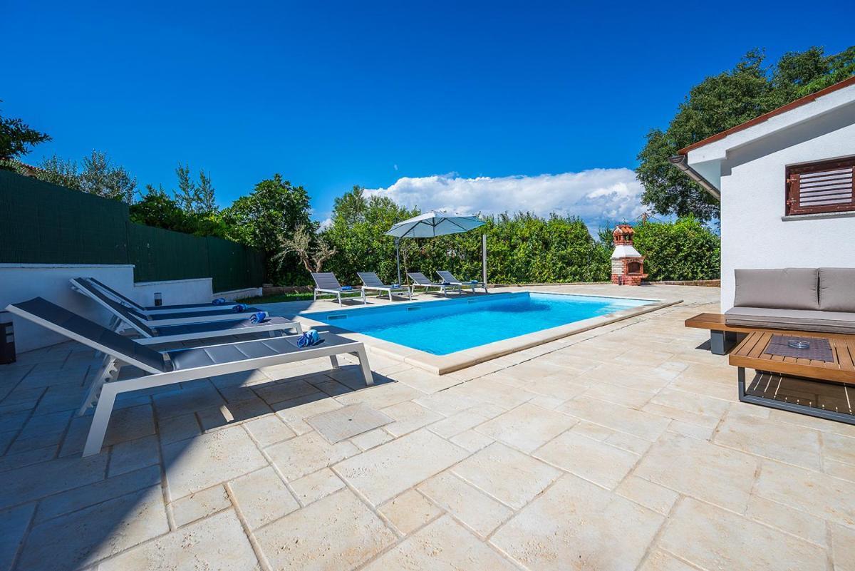 Big Swimming Pool Apartment Monvidal Pula Exterior photo